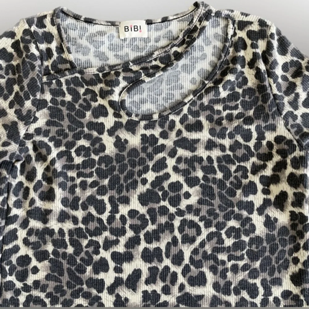 Women’s Bibi Leopard print shirt (S-M) - Picture 3 of 3